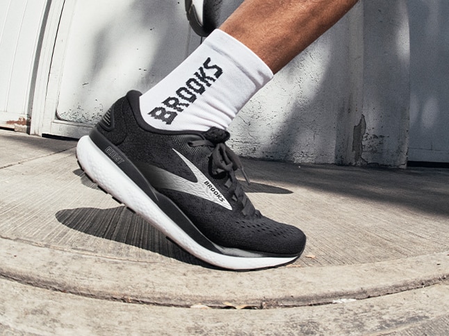 Gros plan sur un homme portant des chaussures Brooks Running