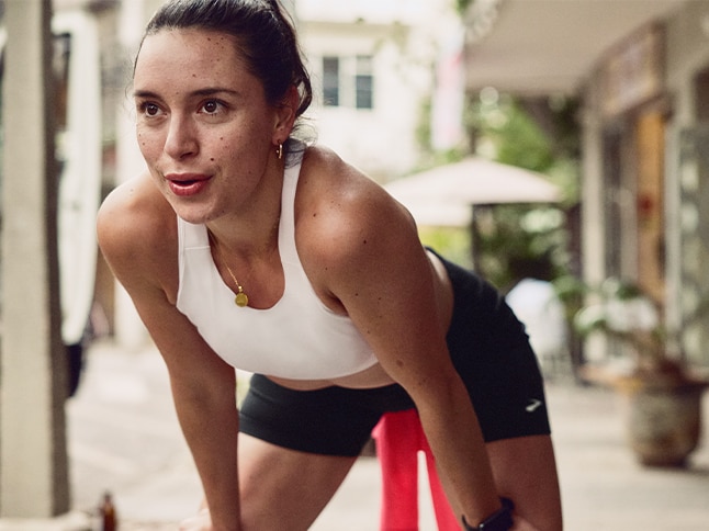 Halbnahaufnahme einer Läuferin in einem Sports Bra von Brooks