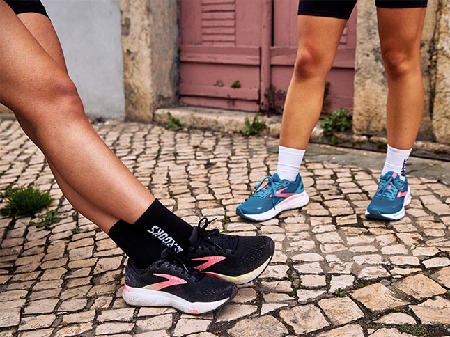 Halbnahaufnahme von zwei Frauen in in Laufschuhen von Brooks Running