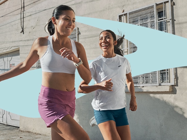 Plan moyen de deux femmes portant des vêtements Brooks actuellement en soldes